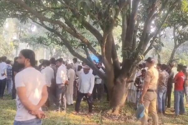 पेड़ से लटका मिला मूक बाधिर युवक का शव, हत्या या आत्महत्या की जांच में जुटी पुलिस