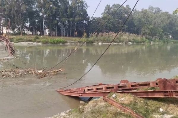 रुड़की गंगनहर में जा गिरा निर्माणाधीन पुल मची अफरातफरी