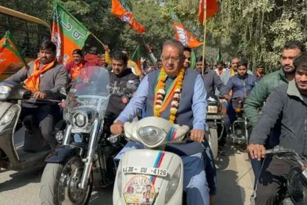 दिल्ली विधानसभा चुनाव में कैबिनेट मंत्री गणेश जोशी ने ओखला में दोपहिया वाहन से प्रचार किया।