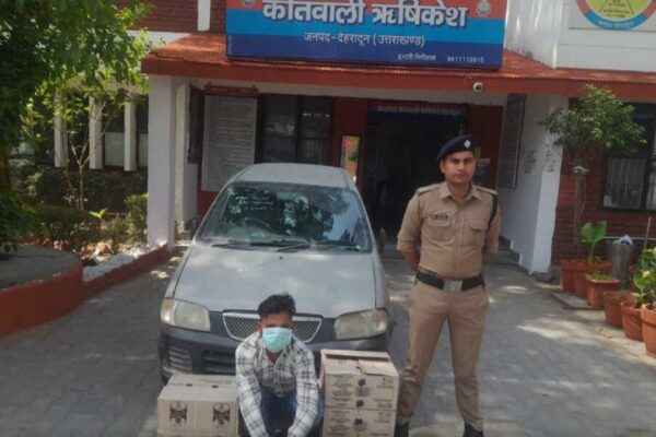 दून पुलिस ने शराब तस्कर को अवैध तस्करी करते हुए किया गिरफ्तार।