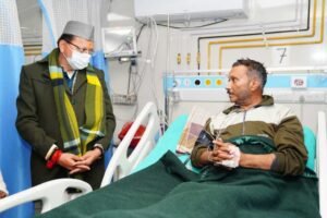 देर रात दून मेडिकल कॉलेज चिकित्सालय पहुंचे मुख्यमंत्री, व्यवस्थाओं का लिया जायजा