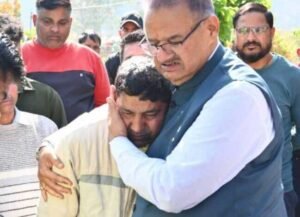 मालदेवता दुर्घटना में मृत युवक के परिजनों से मिले कैबिनेट मंत्री गणेश जोशी, हर संभव सहायता का दिया भरोसा