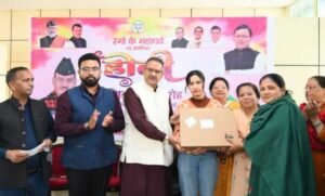 अंतर्राष्ट्रीय महिला दिवस पर पूर्व सैनिक की बेटी को लैपटॉप प्रदान करने कैबिनेट मंत्री गणेश जोशी, आपदा प्रभावित परिवारों को भी बांटी सहायता राशि