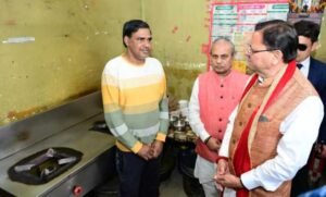 मुख्यमंत्री पुष्कर सिंह धामी ने रेस्टोरेंट में पहुंच लिया गैस आपूर्ति का जायजा