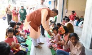 चौत्र नवरात्रि के अवसर पर कन्या पूजन करते कैबिनेट मंत्री गणेश जोशी