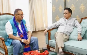 अरुणाचल प्रदेश आगमन पर ईटानगर एयरपोर्ट पर कृषि मंत्री गणेश जोशी का स्वागत करते पार्टी कार्यकर्तागण