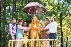 बाबा साहेब अंबेडकर जयंती के अवसर पर गढ़ी कैंट में उनकी प्रतिमा पर माल्यार्पण कर उन्हें श्रद्धांजलि देते कैबिनेट मंत्री गणेश जोशी और कैबिनेट मंत्री खजान दास