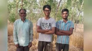 खेतों में गेहूं काटते हुए मिला जिला टॉपर, खबर सुन भावुक हुए किसान पिता, भर आया गला