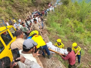 120 मीटर गहरी खाई में गिरी जेसीबी, SDRF ने विषम परिस्थितियों में चलाया रेस्क्यू अभियान