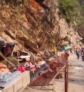 सोनप्रयाग में हनुमान मंदिर के पास पहाड़ी से गिरे पत्थर, एक की मौत, एक व्यक्ति गंभीर घायल