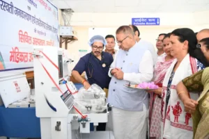 उप जिला चिकित्सालय मसूरी को मेडिकल उपकरण समर्पित करते कैबिनेट मंत्री गणेश जोशी