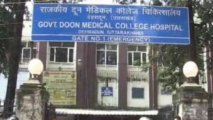 दून अस्पताल में बिलिंग काउंटर पर महिला का हंगामा, कर्मचारी पर अभद्रता का आरोप