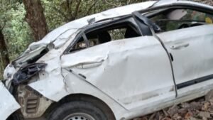 उत्तराखंड के चकराता क्षेत्र में गहरी खाई में गिरी कार, अब तक 2 पर्यटकों की मौत