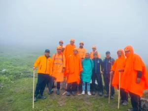 घने कोहरे में वासुकी ताल ट्रैक पर रास्ता भटके यात्री को SDRF ने सकुशल किया रेस्क्यू